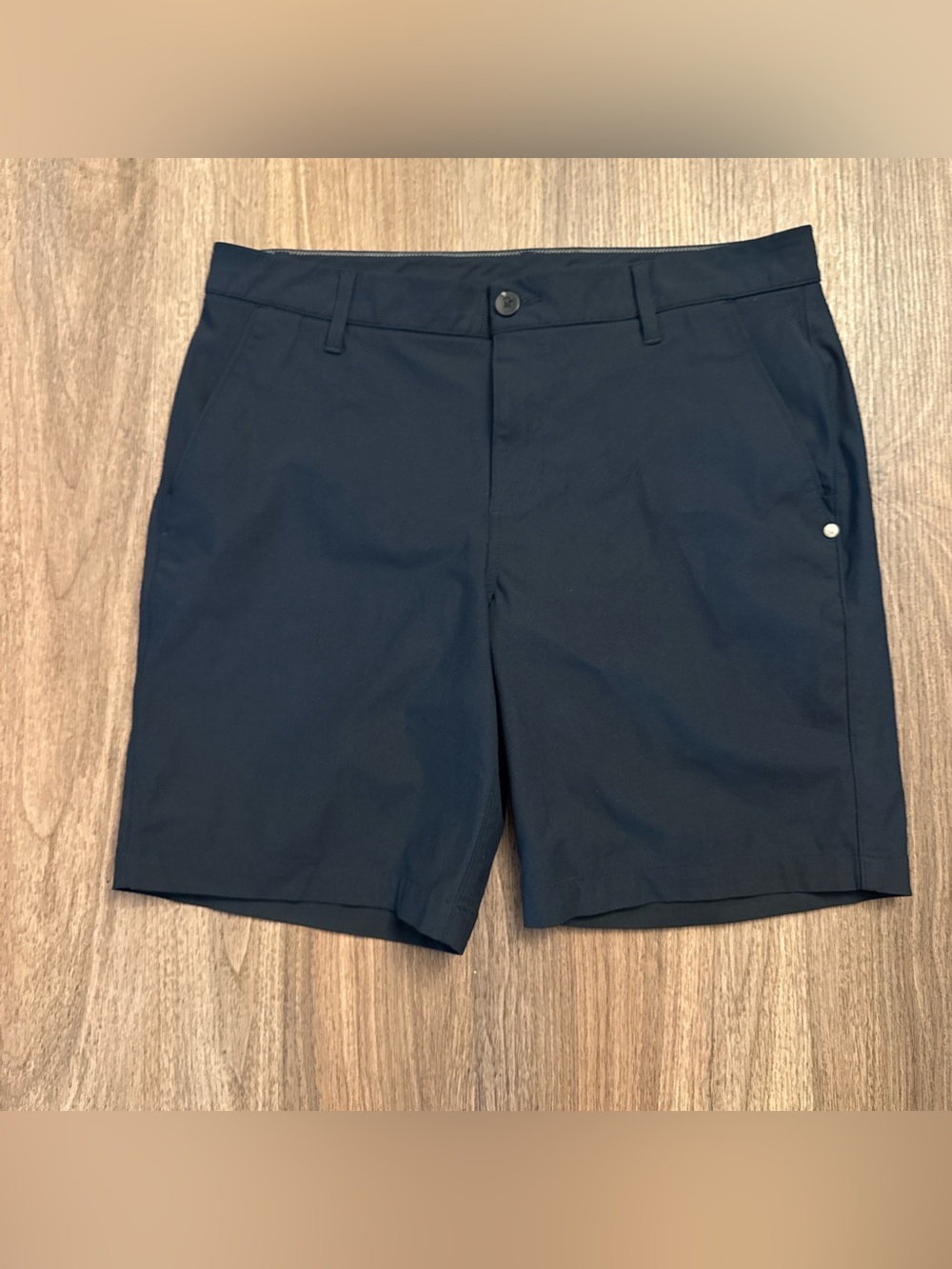 Vuori Navy Performance Flat Front Shorts men’s size 32
